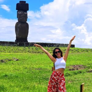 Yamna Lobos Instagram - Un paseito en 👨‍👩‍👧 por el volcan Rano Kau, Tahai y un poquito de la noche inaugural de la Tapati.. saludos!!! 🗿🌴❤️
.
.
 
#vacaciones #rapanui