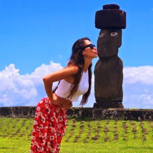 Yamna Lobos Instagram - Un paseito en 👨‍👩‍👧 por el volcan Rano Kau, Tahai y un poquito de la noche inaugural de la Tapati.. saludos!!! 🗿🌴❤️
.
.
 
#vacaciones #rapanui