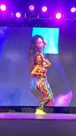 Yamna Lobos Instagram - ¡Mi gente hermosa! 💃🔥

Anoche en Quilicura fue UNA LOCURA 🎉🎶✨ Celebramos el Mes de la Mujer con todo el power, en una fiesta deportiva increíble 🏋️‍♀️💃💥. Bailamos, nos movimos, reímos y disfrutamos como solo nosotras sabemos hacerlo. ¡Fue pura energía y buena vibra!

Para mí, esta experiencia fue simplemente mágica ✨💖. Ver tantas mujeres reunidas, empoderadas y disfrutando juntas es algo que me llena el alma.

Un GRACIAS gigante a @muniquilicura y a todo el equipo de la  Alcaldía Ciudadana 🏛️👏 por la tremenda gestión para que esto fuera posible. ¡Se pasaron con el evento, lo dieron TODO! 🙌🔥

A todas las que estuvieron ahí, gracias por su energía, por su alegría y por demostrar que las mujeres somos FUERZA, PASIÓN y PURA LUZ ✨💪💖. ¡Nos vemos en la próxima, porque el ritmo no para y nosotras tampoco! 🎶🔥

¡¡Las quiero!! 💕💃🎉

Gracias infinitas al equipo más apañador son unos secos
💪🔥💣⬇️
@miguel.life7
@mykebrowcl
@yer_esteban_zf 
@fena_sepulveda
@electrolitchile

#zumba #baile #mujeres #mesdelamujer  #ejercicio  #vidasaludable #zumbachile #zumbafitness