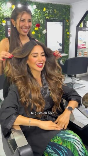 Yamna Lobos Instagram - ✨BABYLIGHTS SIN DECOLORACIÓN ✨

¡Otra vez iluminando el cabello de nuestra hermosa @yamnalobos !🌟 Ella siempre elige esta técnica para aclarar sin comprometer la salud de su cabello. El resultado: brillo y luz natural sin decoloración. 💆‍♀️

¿Te gustaría lograr un look así de natural y sano? 
Reserva tu hora al WhatsApp ✅ 📲
Y vive la experiencia en Brunette Style. 💖
.
.
.
.
.
.
.
#insta #viral #viralvideos #hair #reels #viralreels #trend #hairtutorial #salon #insta #cabello #humor #humour