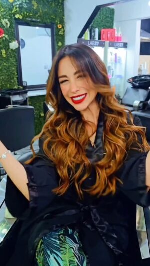 Yamna Lobos Instagram - ¡Después de unas semanas en pausa, me regalé un merecido refresh! 💁‍♀️ Pestañitas listas, y mi cabello ahora brilla con unos baby lights caramelo que están simplemente soñados. ✨
Si quieren darse un cariñito, tienen que visitar a las mejores en @_brunettestyle. ¡Yo no las cambio por nada! Y @gene_ravani… ¡seca es poco, es lo máximo! 🔥

Cariños mi gente❤️💋💋💋Nos vemos más ratito  en Nancagua (Backstage gala de danza Dagoberto Huerta)
.
.
.

#cabello #babylights #extensionesdepestañas
