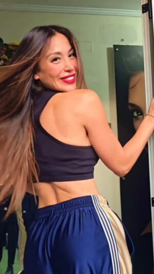 Yamna Lobos Instagram - ¡Hoy tocó regaloneo 💅❤️! Después del gym me fui derechito a la pelu, me hicieron un masajito en el cabello que casi me duermo, uñitas listas y pestañitas soñadas ¡Merecido y necesario! Quedé feliz...lista para ir a acostarme jajajajaja pero estupenda jajajajajaja. 
Cariños mi genteeee! 💋💋💋.
.
.
.
@_brunettestyle 
Las amooo secas!!!