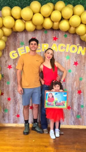 Yamna Lobos Instagram - Nuestra porotita!! En su presentación de navidad del jardín 😍que manera de disfrutar estos momentos en  familia!!!.
🤗❤️🎄
.
.
.
Cariños  mi gente!!!💋💋💋