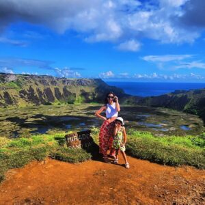 Yamna Lobos Instagram - Un paseito en 👨‍👩‍👧 por el volcan Rano Kau, Tahai y un poquito de la noche inaugural de la Tapati.. saludos!!! 🗿🌴❤️
.
.
 
#vacaciones #rapanui