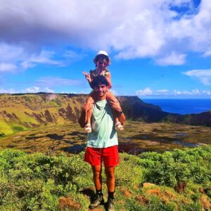 Yamna Lobos Instagram - Un paseito en 👨‍👩‍👧 por el volcan Rano Kau, Tahai y un poquito de la noche inaugural de la Tapati.. saludos!!! 🗿🌴❤️
.
.
 
#vacaciones #rapanui