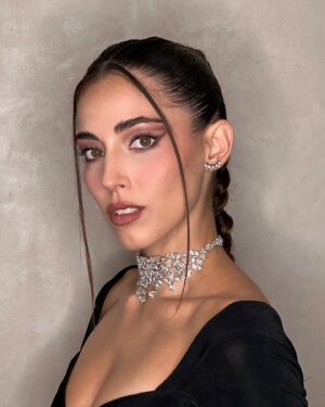 Yare Santana Instagram - STUNNING @yare_santana_ para Los premios @aura_series 

Que fortuna conocer a esta belleza! Te quiero mi Yare ❤️

Hair/makeup by me 
Usando skincare @caudalie 
Eyes @sisleyparisofficial 
Lips @fentybeauty 

Stylist @sir.styling @swarovski