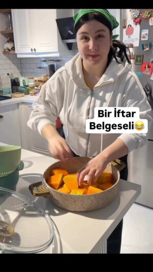 Yasemin Sakallıoğlu Instagram - Belgesel olmuş hayatlar😂 
Hediye yapraklarıyla “Solo Ramazan Sofraları Serisi” sizlerle💚
@soloturkiye 
#reklam

Müzik:Kevin MacLeod
Lisans: Creative Commons