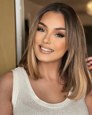 Yasmine Ammari Instagram - 🎂🎂🎂🎉🎉🥳🥳🥳Il me tient à cœur de remercier toutes les personnes ayant pensé à moi hier pour mon anniversaire,mes proches qui n'ont pas hésité à m'appeler à minuit  pile pour me souhaiter un joyeux anniversaire et mes fans avec leurs magnifiques messages, vous ne pouvez pas imaginer à quel point il est agréable pour moi de souffler mes bougies sachant que vous êtes présent dans ma vie, encore merci pour vos soins et votre attention.  Et grand merci à  @rania_az_makeup. Pour ce magnifique maquillage ❤️❤️❤️🌹