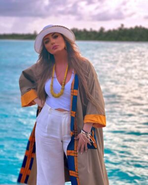 Yasmine Ammari Instagram - Restez connectés y’a du nouveau 🎬🎬merci @ykinteriordesign 👘pour le kimono ❤️❤️❤️