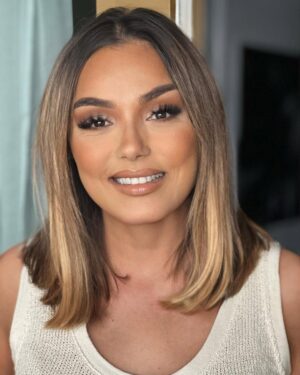 Yasmine Ammari Instagram - 🎂🎂🎂🎉🎉🥳🥳🥳Il me tient à cœur de remercier toutes les personnes ayant pensé à moi hier pour mon anniversaire,mes proches qui n'ont pas hésité à m'appeler à minuit  pile pour me souhaiter un joyeux anniversaire et mes fans avec leurs magnifiques messages, vous ne pouvez pas imaginer à quel point il est agréable pour moi de souffler mes bougies sachant que vous êtes présent dans ma vie, encore merci pour vos soins et votre attention.  Et grand merci à  @rania_az_makeup. Pour ce magnifique maquillage ❤️❤️❤️🌹