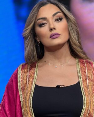 Yasmine Ammari Instagram - Aidekoum Mabrouk 💕💕💕💗💗💗Habillée par @arabia.couture  merci à @optique.univers pour les lentilles @echorouktv.officiel