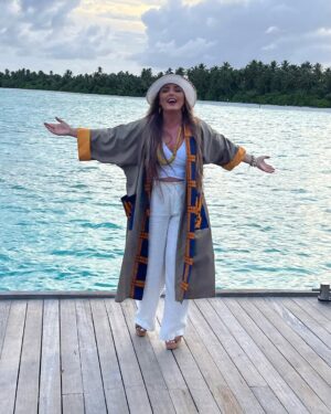 Yasmine Ammari Instagram - Restez connectés y’a du nouveau 🎬🎬merci @ykinteriordesign 👘pour le kimono ❤️❤️❤️