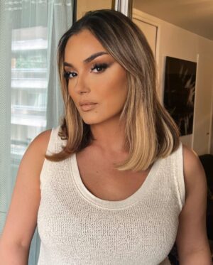 Yasmine Ammari Instagram - 🎂🎂🎂🎉🎉🥳🥳🥳Il me tient à cœur de remercier toutes les personnes ayant pensé à moi hier pour mon anniversaire,mes proches qui n'ont pas hésité à m'appeler à minuit  pile pour me souhaiter un joyeux anniversaire et mes fans avec leurs magnifiques messages, vous ne pouvez pas imaginer à quel point il est agréable pour moi de souffler mes bougies sachant que vous êtes présent dans ma vie, encore merci pour vos soins et votre attention.  Et grand merci à  @rania_az_makeup. Pour ce magnifique maquillage ❤️❤️❤️🌹