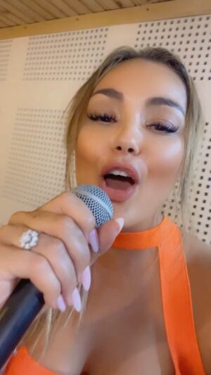 Yasmine Ammari Instagram - Je tiens à remercier chaleureusement mon orchestre qui a assuré après seulement deux répétitions et a joué un rôle important dans la réussite de cet  évènement, et bien sûre le  magnifique public de Batna (timgad )pour cette ambiance de folie ❤️ @djouadizinou @skyprods @youvabessa @nazim.mohammedi @nazzimziad @tayeb_drifoul_choukas_ @zaki_musicus