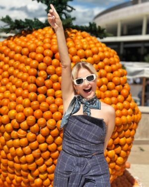 Yeliz Doğramacılar Instagram - 🍊Portakal çiçeğinin kokusu, Adana mutfağının yaratıcılığıyla buluştu!
🍊13.	Uluslararası Portakal Çiçeği Karnavalı kapsamında düzenlenen Portakallı Lezzetler Yarışmasını sunmaktan büyük onur duydum.
Birbirinden yetenekli genç şefler, portakalın büyülü aromasını hayal güçleriyle harmanlayarak unutulmaz tatlara imza attılar.

🍊Bu özel günde emeği geçenlere yıllar dır bu yarışmayı düzenleyen Adana’nın gizli kahramanı Tayyar Zaimoglu @tayyarzaimoglu na ve beni bu güzel güne  özenle hazırlanmış sahnede ışıldatan sponsorlarıma gönülden teşekkür ederim:

#reklam 

Kıyafet: @tuubasinmec_designer 🧡
Saç: @ulasetike & @muhammetalihairpro 🧡
Makyaj: @meryemuyanmakeupstudyo 🧡
Takı: @aydin.altunbuken &  @tuajewelry 🧡

Adana’nın kalbinden, missss gibi portakal çiçeği kokan memleketimden sevgilerle…

#PortakalÇiçeğiKarnavalı #Adana #PortakallıLezzetlerYarışması #SunumZerafeti #Teşekkürler