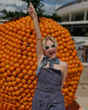 Yeliz Doğramacılar Instagram - 🍊Portakal çiçeğinin kokusu, Adana mutfağının yaratıcılığıyla buluştu!
🍊13.	Uluslararası Portakal Çiçeği Karnavalı kapsamında düzenlenen Portakallı Lezzetler Yarışmasını sunmaktan büyük onur duydum.
Birbirinden yetenekli genç şefler, portakalın büyülü aromasını hayal güçleriyle harmanlayarak unutulmaz tatlara imza attılar.

🍊Bu özel günde emeği geçenlere yıllar dır bu yarışmayı düzenleyen Adana’nın gizli kahramanı Tayyar Zaimoglu @tayyarzaimoglu na ve beni bu güzel güne  özenle hazırlanmış sahnede ışıldatan sponsorlarıma gönülden teşekkür ederim:

#reklam 

Kıyafet: @tuubasinmec_designer 🧡
Saç: @ulasetike & @muhammetalihairpro 🧡
Makyaj: @meryemuyanmakeupstudyo 🧡
Takı: @aydin.altunbuken &  @tuajewelry 🧡

Adana’nın kalbinden, missss gibi portakal çiçeği kokan memleketimden sevgilerle…

#PortakalÇiçeğiKarnavalı #Adana #PortakallıLezzetlerYarışması #SunumZerafeti #Teşekkürler