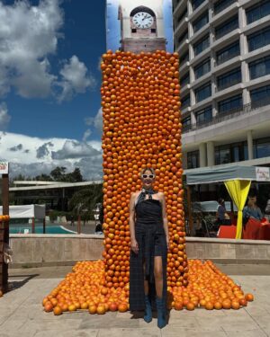 Yeliz Doğramacılar Instagram - 🍊Portakal çiçeğinin kokusu, Adana mutfağının yaratıcılığıyla buluştu!
🍊13.	Uluslararası Portakal Çiçeği Karnavalı kapsamında düzenlenen Portakallı Lezzetler Yarışmasını sunmaktan büyük onur duydum.
Birbirinden yetenekli genç şefler, portakalın büyülü aromasını hayal güçleriyle harmanlayarak unutulmaz tatlara imza attılar.

🍊Bu özel günde emeği geçenlere yıllar dır bu yarışmayı düzenleyen Adana’nın gizli kahramanı Tayyar Zaimoglu @tayyarzaimoglu na ve beni bu güzel güne  özenle hazırlanmış sahnede ışıldatan sponsorlarıma gönülden teşekkür ederim:

#reklam 

Kıyafet: @tuubasinmec_designer 🧡
Saç: @ulasetike & @muhammetalihairpro 🧡
Makyaj: @meryemuyanmakeupstudyo 🧡
Takı: @aydin.altunbuken &  @tuajewelry 🧡

Adana’nın kalbinden, missss gibi portakal çiçeği kokan memleketimden sevgilerle…

#PortakalÇiçeğiKarnavalı #Adana #PortakallıLezzetlerYarışması #SunumZerafeti #Teşekkürler