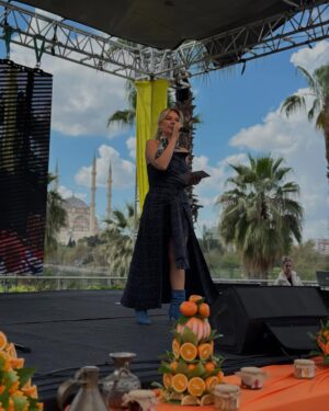 Yeliz Doğramacılar Instagram - 🍊Portakal çiçeğinin kokusu, Adana mutfağının yaratıcılığıyla buluştu!
🍊13.	Uluslararası Portakal Çiçeği Karnavalı kapsamında düzenlenen Portakallı Lezzetler Yarışmasını sunmaktan büyük onur duydum.
Birbirinden yetenekli genç şefler, portakalın büyülü aromasını hayal güçleriyle harmanlayarak unutulmaz tatlara imza attılar.

🍊Bu özel günde emeği geçenlere yıllar dır bu yarışmayı düzenleyen Adana’nın gizli kahramanı Tayyar Zaimoglu @tayyarzaimoglu na ve beni bu güzel güne  özenle hazırlanmış sahnede ışıldatan sponsorlarıma gönülden teşekkür ederim:

#reklam 

Kıyafet: @tuubasinmec_designer 🧡
Saç: @ulasetike & @muhammetalihairpro 🧡
Makyaj: @meryemuyanmakeupstudyo 🧡
Takı: @aydin.altunbuken &  @tuajewelry 🧡

Adana’nın kalbinden, missss gibi portakal çiçeği kokan memleketimden sevgilerle…

#PortakalÇiçeğiKarnavalı #Adana #PortakallıLezzetlerYarışması #SunumZerafeti #Teşekkürler