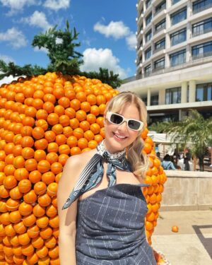 Yeliz Doğramacılar Instagram - 🍊Portakal çiçeğinin kokusu, Adana mutfağının yaratıcılığıyla buluştu!
🍊13.	Uluslararası Portakal Çiçeği Karnavalı kapsamında düzenlenen Portakallı Lezzetler Yarışmasını sunmaktan büyük onur duydum.
Birbirinden yetenekli genç şefler, portakalın büyülü aromasını hayal güçleriyle harmanlayarak unutulmaz tatlara imza attılar.

🍊Bu özel günde emeği geçenlere yıllar dır bu yarışmayı düzenleyen Adana’nın gizli kahramanı Tayyar Zaimoglu @tayyarzaimoglu na ve beni bu güzel güne  özenle hazırlanmış sahnede ışıldatan sponsorlarıma gönülden teşekkür ederim:

#reklam 

Kıyafet: @tuubasinmec_designer 🧡
Saç: @ulasetike & @muhammetalihairpro 🧡
Makyaj: @meryemuyanmakeupstudyo 🧡
Takı: @aydin.altunbuken &  @tuajewelry 🧡

Adana’nın kalbinden, missss gibi portakal çiçeği kokan memleketimden sevgilerle…

#PortakalÇiçeğiKarnavalı #Adana #PortakallıLezzetlerYarışması #SunumZerafeti #Teşekkürler
