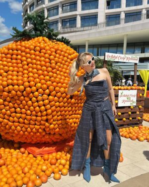Yeliz Doğramacılar Instagram - 🍊Portakal çiçeğinin kokusu, Adana mutfağının yaratıcılığıyla buluştu!
🍊13.	Uluslararası Portakal Çiçeği Karnavalı kapsamında düzenlenen Portakallı Lezzetler Yarışmasını sunmaktan büyük onur duydum.
Birbirinden yetenekli genç şefler, portakalın büyülü aromasını hayal güçleriyle harmanlayarak unutulmaz tatlara imza attılar.

🍊Bu özel günde emeği geçenlere yıllar dır bu yarışmayı düzenleyen Adana’nın gizli kahramanı Tayyar Zaimoglu @tayyarzaimoglu na ve beni bu güzel güne  özenle hazırlanmış sahnede ışıldatan sponsorlarıma gönülden teşekkür ederim:

#reklam 

Kıyafet: @tuubasinmec_designer 🧡
Saç: @ulasetike & @muhammetalihairpro 🧡
Makyaj: @meryemuyanmakeupstudyo 🧡
Takı: @aydin.altunbuken &  @tuajewelry 🧡

Adana’nın kalbinden, missss gibi portakal çiçeği kokan memleketimden sevgilerle…

#PortakalÇiçeğiKarnavalı #Adana #PortakallıLezzetlerYarışması #SunumZerafeti #Teşekkürler