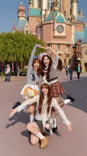Yi-Ruei Chen Instagram - 🫧您的小公主們今天回城堡了💗🧸

#香港 #迪士尼 #hongkong #disney #旅遊 #學生