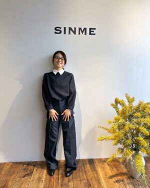 Yuka Itaya Instagram - 展示会中はとても天気が良く、気持ちいい毎日でした。
来てくださった方々、ありがとうございました。
半年に一度、必ず会える人が居る、って幸せ。
お互いに近況報告して
連れてきてくださる子供たちの成長に目を細めて。
今年は10年目なんです
SINME をスタートして。しみじみします。

この方　@yuriyuri1003 ともなんだかんだ10年ぐらい経つのかな、ずっと応援してくれてる。感謝です。
ホワイトカラーのブラウスがお似合いでね
ゆり子のために作ったみたいな気持ちになったぜっつ