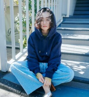Yumi Adachi Instagram - 💙💙💙
@torico_wear new item
シンプルに見えるけど、こだわった新作のフーディ
袖や裾のシルエット、古着みたいな色褪せ感がポイント！