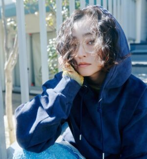 Yumi Adachi Instagram - 💙💙💙
@torico_wear new item
シンプルに見えるけど、こだわった新作のフーディ
袖や裾のシルエット、古着みたいな色褪せ感がポイント！