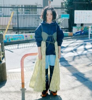 Yumi Adachi Instagram - 💙💙💙
@torico_wear new item
シンプルに見えるけど、こだわった新作のフーディ
袖や裾のシルエット、古着みたいな色褪せ感がポイント！
