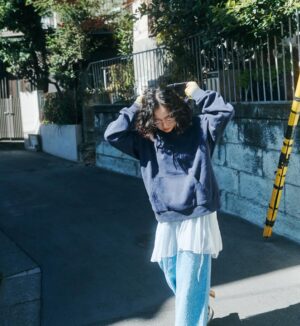 Yumi Adachi Instagram - 💙💙💙
@torico_wear new item
シンプルに見えるけど、こだわった新作のフーディ
袖や裾のシルエット、古着みたいな色褪せ感がポイント！