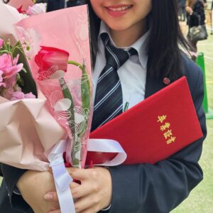 Yumi Adachi Instagram - 🌸🌸🌸
娘が、高校を卒業しました✨
ここまで無事に育ってくれたこと、
そして、支えてくださった人たちに
感謝の気持ちでいっぱいです。