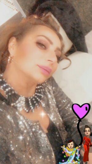 Zahrah al Kharji Instagram - عام سعيد علي وعليكم بالخير وتحقيق الامنيات 💞🙏🏻🤍🎼🎤🎈🎈🎈