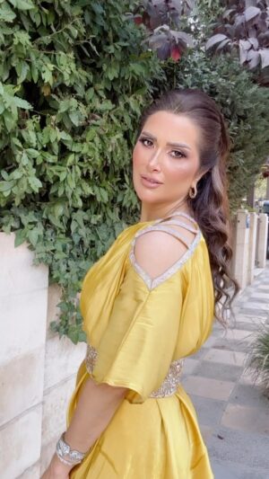 Zain Awad Instagram - أنا لي قلب اذّيته 💛 
 #كفاية_غياب #زين_عوض 

 Yellow Dress💛 @moderntoub 
Makeup @muhannad__dawood 
Salon @rashad_ayyad