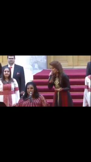 Zain Awad Instagram - أردن  الكوفية الحمرا …أردن الجبهات السمرا 
 بحضور جلالة الملك عبدالله والملكة رانيا حفظهم الله مع سمراء البادية في عيد الاستقلال#الاردن #سميرة_توفيق  #زين_عوض