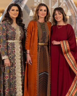 Zain Awad Instagram - ام الحُسين نجمة بالقصر مضوية ⭐️ 

@queenrania 

@rawanalaliofficial 
Dress @fairouzakaftansofficial 
Makeup @omar_elias_official 
Hair @rojeh_yousef