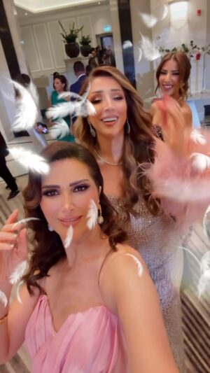 Zain Awad Instagram - نورت عمّان مبارح بضيوفنا وحبايبنا 💕 #افراح #مناسبات #زين_عوض #رامي_عياش 

Makeup💕 المبدع@makeupbyissahishan 
Hair الفنان 💕 @ather_murad 
Pink💖 dress @kashourboutique 
@paceeluce_jordan 
@ramyayachofficial @stregisamman