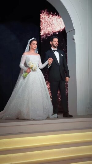 Zain Awad Instagram - من فرح احمد وفاطمة 🌹 الف مبروك للعروسين  وشكرا لشركة @reelat_by_eyad 
على التعهد  والتنظيم الرائع 

@ibrahemabdallatofficial 
 Hair and Makeup @omar_elias_official 
Dress @weddingshopjo 

توزيع موسيقي @mohamadqaisi 

مجوهرات @izmirianjewellery