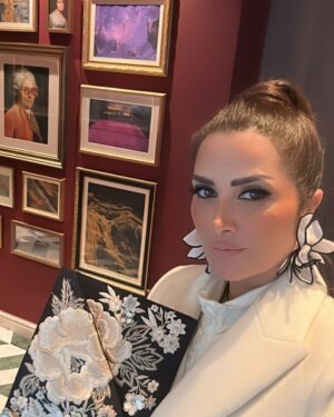 Zain Awad Instagram - 🤍🤍doing what you love is never a waste of time 

Hair and makeup 
@sparkle_of_beauty_center 

 White Coat 
@runway_jo