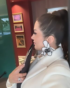 Zain Awad Instagram - 🤍🤍doing what you love is never a waste of time 

Hair and makeup 
@sparkle_of_beauty_center 

 White Coat 
@runway_jo