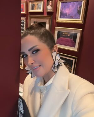 Zain Awad Instagram - 🤍🤍doing what you love is never a waste of time 

Hair and makeup 
@sparkle_of_beauty_center 

 White Coat 
@runway_jo