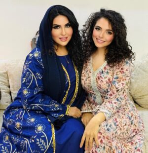 Zainab Al Askari Instagram - حياتي الشيخة @z.elaskari اجمل من ينورني والحب @masa_jammal 💜👑