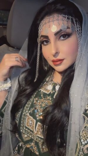 Zainab Al Askari Instagram - سعدت بتواجدي في كاس السعودية ويوم التاسيس السعودي (فرحتكم بإنجازات مملكة العطاء والحب فرحة للجميع ومشاركتي تعبير بسيط عن ماقدمته لي السعودية من عطاء وحب 💚#السعوديه التاسيس#كاس السعوديه #الخيل #اكسبلور