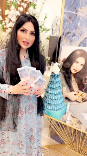 Zainab Al Askari Instagram - عيدية ام الزين والحلا والغلا ❤️سعادة العيد ❤️#عيدكم_مبارك #عساكم_من_عواده #عيد_الفطر #سعادة #عيادي