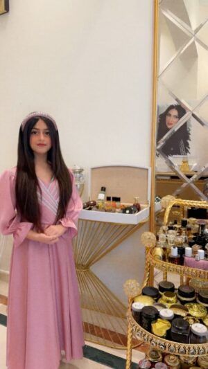 Zainab Al Askari Instagram - والعيدُ يحلو بين جمعِ أحبةٍ
هم سلوةٌ للروِح هِم أعيادي
أهديتهم قلباً تعلق قُربهُم،
ولقد خصصتُهمُ بحُبِّ فؤادي" ربي يحفظ لكم عائلتكم يااجمل الاحباب #عيد #فرحة #سعادة #عساكم_من_العايدين_والفايزين