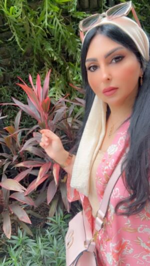 Zainab Al Askari Instagram - ربي يبعد عن الغرور وشوفة النفس ويجعلنا دوم قريبين للقلوب والأنفس 🌸🌸🌸🌸#جمال #اكسبلور#ثقة #المحبه
