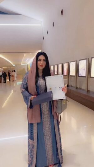 Zainab Al Askari Instagram - شكرا على التكريم المميز من مركز طارق للتوحد والتاهيل 🌺سعدت بلقب سفيرة الاعمال التطوعية فسعادة العطاء هي الجائزة الحقيقية التي حصدتها من المبادرات الجميلة التي شاركت فيها في امارتنا الحبيبة 🌺#التطوع #تكريم #شكرا #سعادة