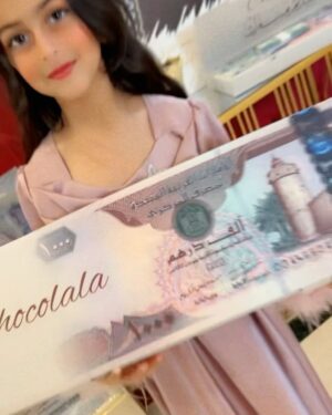 Zainab Al Askari Instagram - للتوضيح وبسبب تعليقات البعض المستمره عن العيادي ،،،هالعيد عيديتنا غير لفرحة الصغار ،،،،وكل واحد حبايبي له حرية فكرة توزيع عيديته بالطريقة اللي يحبها 🌹🌹#عيديات #عيدالاضحى