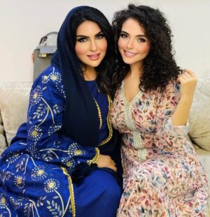 Zainab Al Askari Instagram - حياتي الشيخة @z.elaskari اجمل من ينورني والحب @masa_jammal 💜👑