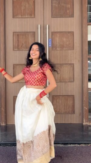 abinayaa ravichander Instagram - #Kiliye 🦜 from #ARM 

@dhibhuninanthomas @kapilkapilanmusic @anila.rajeev @madrashe @armthemovie @jithin_laal @tovinothomas @krithi.shetty_official @thinkmusicofficial @thinkmusicmalayalam

Choreo : @ritika_viswanath