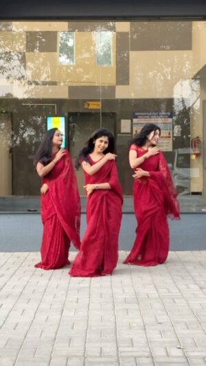 abinayaa ravichander Instagram - Dm @nextdoor_closett to order this beautiful red saree❤️
.
.
.
#reels #reelsvideo #reelsinstagram #reelitfeelit #reelkarofeelkaro #reelsindia #reelsofinstagram
#instagram #instagood #instadaily #trendingreels #trendingsongs #trend #dance #dancereels